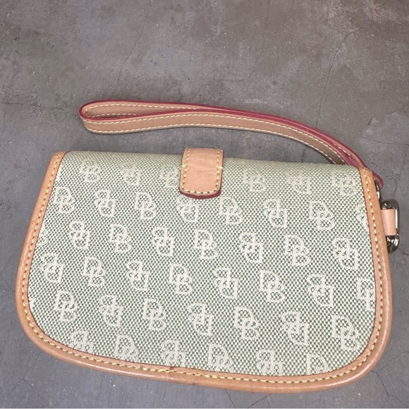 Dooney & Bourke Green Canvas Signature Wristlet - Picture 2 of 7